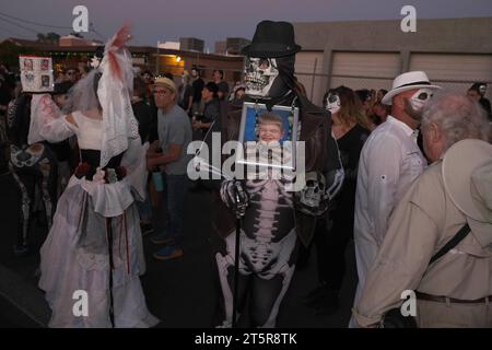 Tucson, Arizona, États-Unis. 5 novembre 2023. La 34e procession annuelle All Souls à Tucson, Arizona. L'événement a débuté en 1990 et a grandi pour attirer plus de 200 000 personnes. Des milliers de participants habillés à la douane défilent dans les rues de Tucson pour honorer les amis et les membres de leur famille qu'ils ont perdus ces dernières années. Ils portent des photographies et des possessions de leurs proches pour se souvenir de leur vie et se connecter avec leurs esprits. All Souls n'est pas la même chose que le Mexicain Day of the Dead, mais a quelques similitudes. L'événement est parrainé par de nombreuses bouches un estomac. (Crédit image : © Christophe Banque D'Images