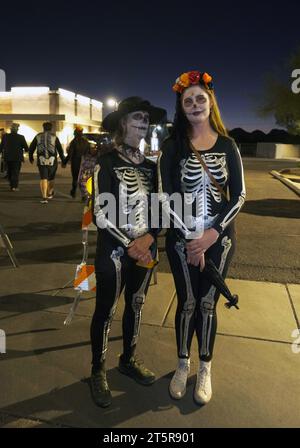 Tucson, Arizona, États-Unis. 5 novembre 2023. La 34e procession annuelle All Souls à Tucson, Arizona. L'événement a débuté en 1990 et a grandi pour attirer plus de 200 000 personnes. Des milliers de participants habillés à la douane défilent dans les rues de Tucson pour honorer les amis et les membres de leur famille qu'ils ont perdus ces dernières années. Ils portent des photographies et des possessions de leurs proches pour se souvenir de leur vie et se connecter avec leurs esprits. All Souls n'est pas la même chose que le Mexicain Day of the Dead, mais a quelques similitudes. L'événement est parrainé par de nombreuses bouches un estomac. (Crédit image : © Christophe Banque D'Images