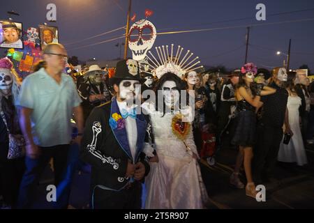 Tucson, Arizona, États-Unis. 5 novembre 2023. La 34e procession annuelle All Souls à Tucson, Arizona. L'événement a débuté en 1990 et a grandi pour attirer plus de 200 000 personnes. Des milliers de participants habillés à la douane défilent dans les rues de Tucson pour honorer les amis et les membres de leur famille qu'ils ont perdus ces dernières années. Ils portent des photographies et des possessions de leurs proches pour se souvenir de leur vie et se connecter avec leurs esprits. All Souls n'est pas la même chose que le Mexicain Day of the Dead, mais a quelques similitudes. L'événement est parrainé par de nombreuses bouches un estomac. (Crédit image : © Christophe Banque D'Images