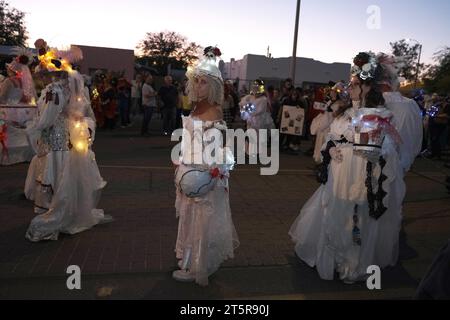 Tucson, Arizona, États-Unis. 5 novembre 2023. La 34e procession annuelle All Souls à Tucson, Arizona. L'événement a débuté en 1990 et a grandi pour attirer plus de 200 000 personnes. Des milliers de participants habillés à la douane défilent dans les rues de Tucson pour honorer les amis et les membres de leur famille qu'ils ont perdus ces dernières années. Ils portent des photographies et des possessions de leurs proches pour se souvenir de leur vie et se connecter avec leurs esprits. All Souls n'est pas la même chose que le Mexicain Day of the Dead, mais a quelques similitudes. L'événement est parrainé par de nombreuses bouches un estomac. (Crédit image : © Christophe Banque D'Images