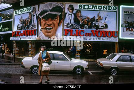 Grand panneau à l'extérieur de la salle de cinéma annonçant un film avec Jean Paul Belmondo à Paris, France Banque D'Images