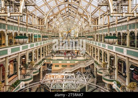 L'architecture intérieure du St. Stephen's Green Shopping Centre avec seulement quelques personnes. Dublin, Irlande Banque D'Images