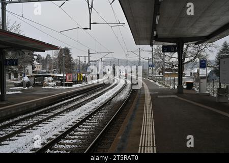 Plate-forme ferroviaire et rails d'une petite gare de village en hiver. Il y a de la neige sur les voies ferrées. Banque D'Images