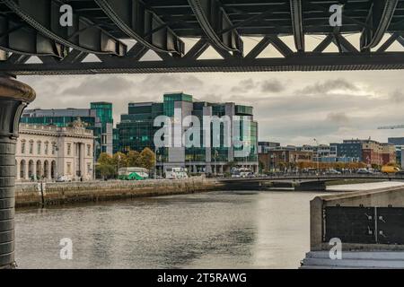 Le Centre international des services financiers à Custom House Quay en face de Liffey River. Dublin, Irlande Banque D'Images