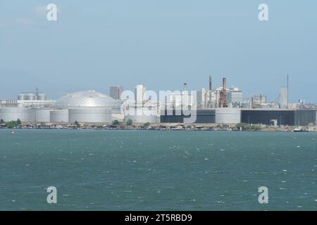 Conteneurs qui contiennent des liquides pétroliers et des réservoirs de stockage de pétrole et de gaz comprimés à Kingston et appartient à la société Petrojam. Banque D'Images