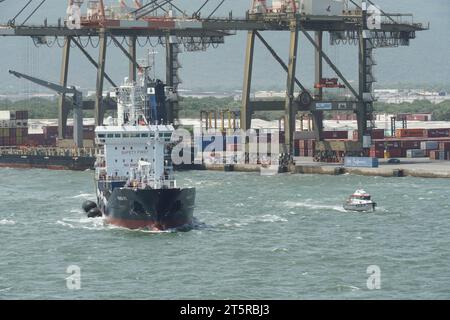 Petit pétrolier PANDA PG avec coque bleue, superstructure blanche et grand garde-boue en caoutchouc. Banque D'Images