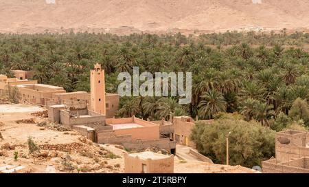 La ville d'Erfoud, nichée dans l'oasis Tafilalet, est une paisible ville désertique entourée de palmiers, au Maroc Banque D'Images