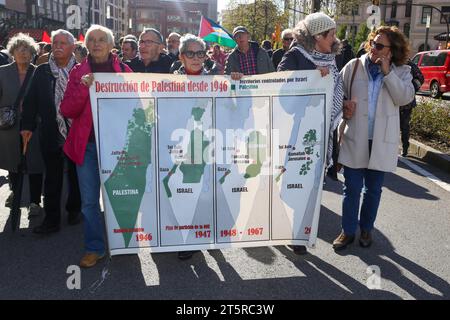 Gijon, Espagne. 04 novembre 2023. Plusieurs personnes montrent une bannière avec "destruction de la Palestine depuis 1946" lors de la manifestation en protestation contre le génocide palestinien, fin de l'occupation sioniste du génocide, le 04 novembre 2023, à Gijon, Espagne. C (photo Alberto Brevers/Pacific Press/Sipa USA) crédit : SIPA USA/Alamy Live News Banque D'Images