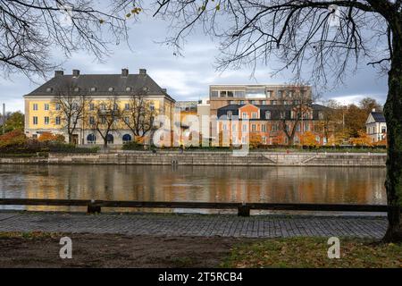 Vue sur la rivière Motala vers le front de mer de Saltängen avec son architecture historique début novembre 2023 à Norrköping, Suède. Banque D'Images