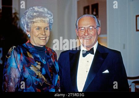 Chef de la minorité à la Chambre des États-Unis Robert H. (Bob) Michel, à droite, et son épouse, Corinne, arrivent pour le dîner d'État en l'honneur du président Jose Napoleon Duarte du Salvador organisé par le président des États-Unis Ronald Reagan et la première dame Nancy Reagan à la Maison Blanche à Washington, DC le 14 octobre 1987. Crédit : Ron Sachs/CNP Banque D'Images