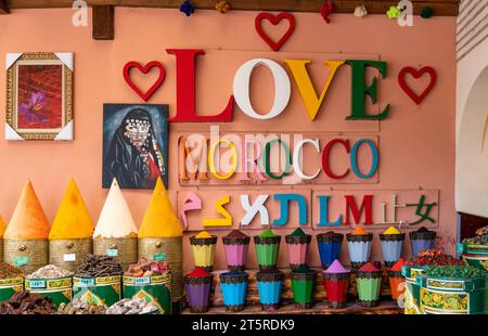 Marrakech, Maroc - 17 septembre 2022 : texte mural disant que j'aime le Maroc et les épices et colorants colorés trouvés au marché souk à Marrakech, Maroc. Banque D'Images