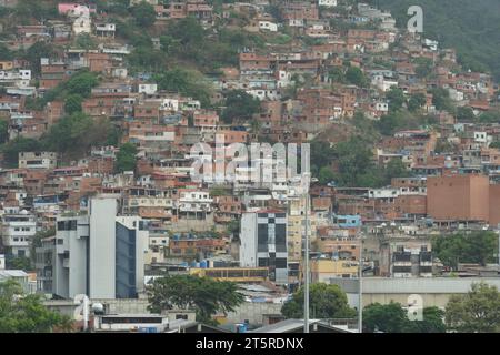 Banlieue de la ville de la Guaira près de Caracas avec des maisons familiales pauvres montrant la pauvreté et est situé sur la colline près du port marchand commercial. Banque D'Images