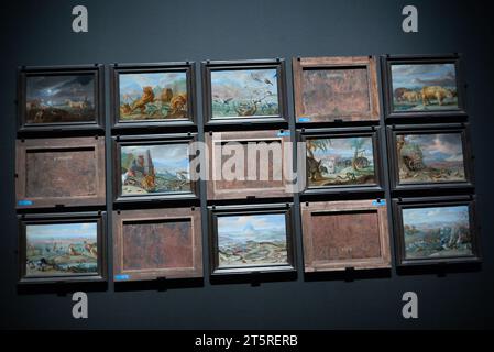 Revers de plusieurs peintures dans l'exposition REVERSOS, révèle les secrets cachés sur le dos des œuvres de l'exposition, au Musée du Prado en Banque D'Images