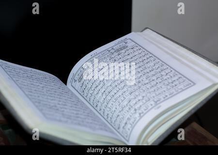 Ouvrez le livre Saint du coran | verset de sourate al Hajj Banque D'Images