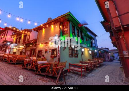 Eskisehir, Turquie - 2 août 2023 : au-dessus des routes Eskisehir forment un réseau complexe de connectivité, se tissant à travers les divers quartiers de la ville et Banque D'Images