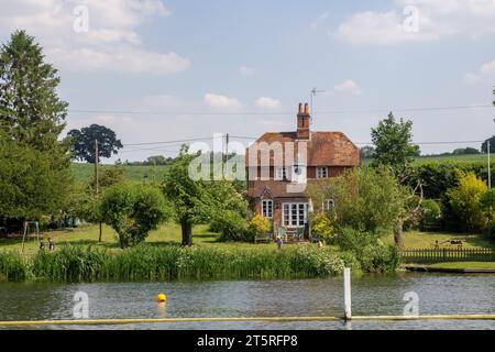 Juin 23 Une belle propriété de style Tudor et pelouse privée sur la Tamise à Heneley on Thames dans le Berkshire Angleterre Banque D'Images