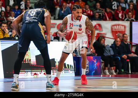 Varese, Italie. 05 novembre 2023. Olivier Hanlan #21 de Pallacanestro Varese OpenJobMetis vu en action lors de la LBA Lega basket Un match de saison régulière 2023/24 entre Pallacanestro Varese OpenJobMetis et Dinamo Sassari Banco di Sardegna à Itelyum Arena. FINAL SCOREVarese 90 | 79 Sassari crédit : SOPA Images Limited/Alamy Live News Banque D'Images