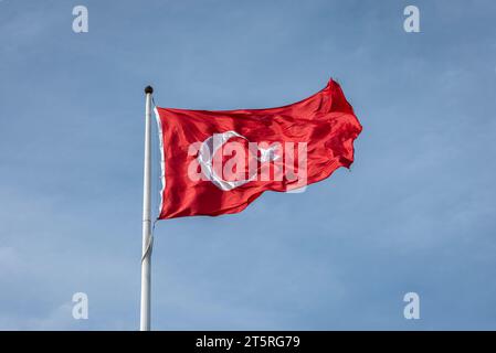 Drapeau de la Turquie. Drapeau national composé d'un champ rouge (arrière-plan) avec une étoile blanche centrale et un croissant. Banque D'Images