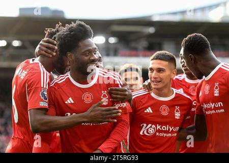 Ola Aina de Nottingham Forest célèbre avec ses coéquipiers après avoir marqué un but lors du match de Premier League entre Nottingham Forest et Aston Villa au City Ground, Nottingham le dimanche 5 novembre 2023. (Photo : Jon Hobley | MI News) crédit : MI News & Sport / Alamy Live News Banque D'Images