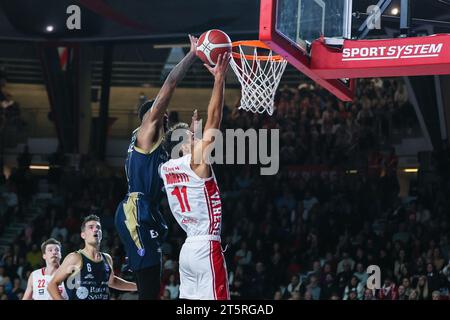 Varese, Italie. 05 novembre 2023. Davide Moretti #11 de Pallacanestro Varese OpenJobMetis vu en action lors de la LBA Lega basket Un match de saison régulière 2023/24 entre Pallacanestro Varese OpenJobMetis et Dinamo Sassari Banco di Sardegna à Itelyum Arena. FINAL SCOREVarese 90 | 79 Sassari crédit : SOPA Images Limited/Alamy Live News Banque D'Images