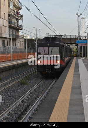 Train arrivant à la gare d'Ercolano à la périphérie de Naples près des ruines de l'ancien Herculanum. Banque D'Images