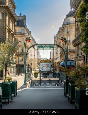 Paris, France - 28 mai 2023 : Station de métro à la décoration traditionnelle Art Nouveau à Paris Banque D'Images