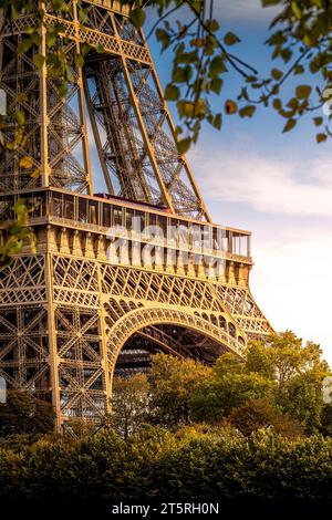 Paris, France - 10 octobre 2023 : le monument de la Tour Eiffel en gros plan à Paris Banque D'Images