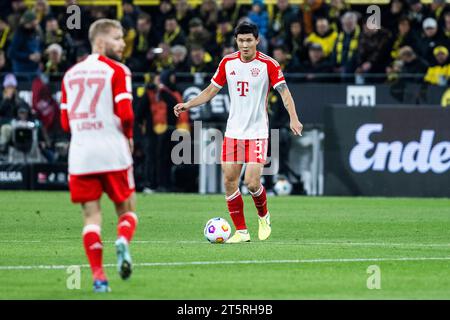 Dortmund, signal-Iduna-Park, 04.11.23 : Minjae Kim (München) am ball beim 1. Bundesliga Spiel Borussia Dortmund vs FC Bayern München. Banque D'Images