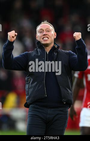 Steve Cooper, entraîneur-chef de Nottingham Forest célèbre la victoire lors du match de Premier League entre Nottingham Forest et Aston Villa au City Ground, Nottingham, le dimanche 5 novembre 2023. (Photo : Jon Hobley | MI News) crédit : MI News & Sport / Alamy Live News Banque D'Images