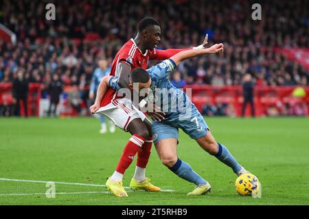 JohnÊMcGinn d'Aston Villa affronte Moussa Niakhate de Nottingham Forest lors du match de Premier League entre Nottingham Forest et Aston Villa au City Ground, Nottingham le dimanche 5 novembre 2023. (Photo : Jon Hobley | MI News) crédit : MI News & Sport / Alamy Live News Banque D'Images