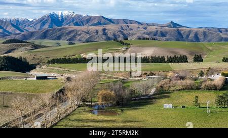 Vues aériennes panoramiques sur les chaînes de montagnes et les collines et vallées couvertes de végétation luxuriante, de cultures agricoles rurales et de pâturages Banque D'Images