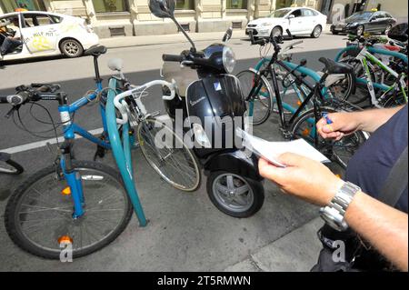 Parking moto dans le cadre de la gestion du trafic et de la circulation routière parking moto dans la circulation routière crédit : Imago/Alamy Live News Banque D'Images