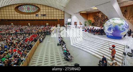 Vatican. 06 novembre 2023. Le Pape François assiste à une rencontre internationale avec des enfants du monde entier dans la salle Paul VI au Vatican, le 6 novembre 2023. Le pape François a rencontré 7 500 enfants de 84 pays lors d'un rassemblement nommé « apprenons des garçons et des filles ». STRICTEMENT RÉSERVÉ À UN USAGE ÉDITORIAL crédit : Riccardo de Luca - Update Images/Alamy Live News crédit : Riccardo de Luca - Update Images/Alamy Live News Banque D'Images