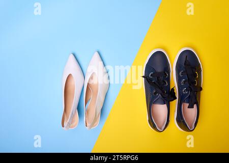 Deux paires de chaussures pour femmes de couleurs et de styles différents sur un fond bicolore géométrique. Vue de dessus, pose à plat. Lifestyle, le concept de choos Banque D'Images