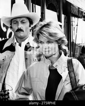 James Mitchum, Cathy Lee Crosby, sur le plateau du film, Trackdown, United Artists, 1976 Banque D'Images