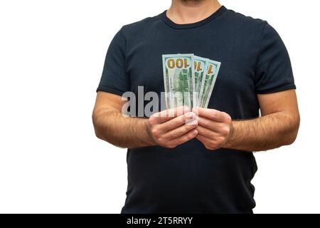 Une personne méconnaissable montre des dollars américains vers l'appareil photo avec les deux mains Banque D'Images