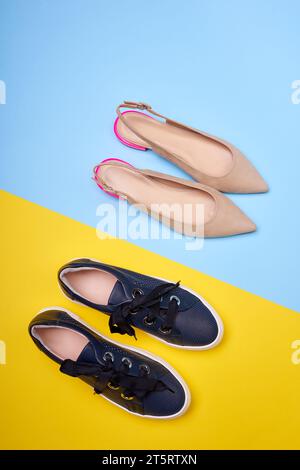 Deux paires de chaussures pour femmes de couleurs et de styles différents sur un fond bicolore géométrique. Vue de dessus, pose à plat. Lifestyle, le concept de choos Banque D'Images