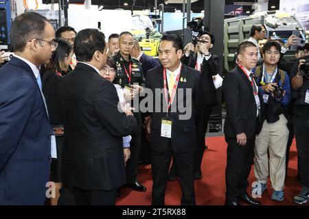 Nonthaburi, Thaïlande. 6 novembre 2023. M. Suthin Khlangsaeng, ministre de la Défense de Thaïlande, a visité diverses expositions de fabricants dans l'industrie de la défense, à la fois pour l'armée thaïlandaise, les secteurs privés thaïlandais et étrangers, à Défense et sécurité 2023. (Image de crédit : © Adirach Toumlamoon/Pacific Press via ZUMA Press Wire) USAGE ÉDITORIAL SEULEMENT! Non destiné à UN USAGE commercial ! Banque D'Images