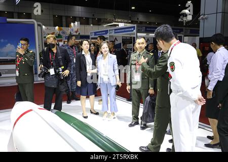 Nonthaburi, Thaïlande. 6 novembre 2023. Des responsables militaires de haut rang et des représentants militaires de divers pays ont visité diverses expositions de fabricants de l'industrie de la défense des secteurs privé thaïlandais et étrangers à Défense et sécurité 2023. (Image de crédit : © Adirach Toumlamoon/Pacific Press via ZUMA Press Wire) USAGE ÉDITORIAL SEULEMENT! Non destiné à UN USAGE commercial ! Banque D'Images