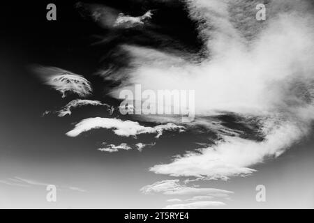 Vue en noir et blanc de nuages inhabituels contre ciel bleu cobalt clair ; le centre du Colorado, USA Banque D'Images
