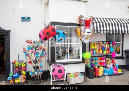 Lyme Regis, ville balnéaire sur la côte sud de l'Angleterre, magasin de jouets de plage vendant des seaux et des pique, des ballons de football de plage et des filets de pêche, Angleterre, Royaume-Uni, 2023 Banque D'Images