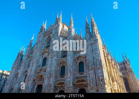 Vue imprenable sur la cathédrale de Milan, ou Duomo di Milano, debout fièrement contre la ligne d'horizon Banque D'Images