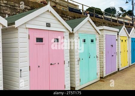 Lyme Regis Dorset, cabanes de plage traditionnelles anglaises peintes dans des couleurs pastel, Lyme Regis, Angleterre, Royaume-Uni, 2023 Banque D'Images