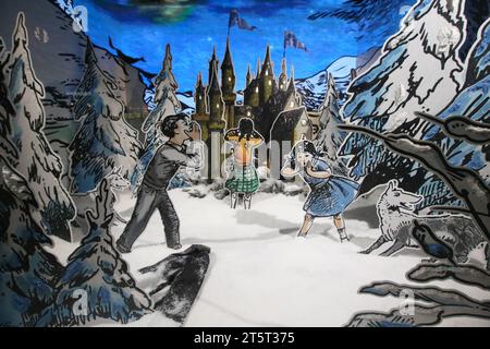 Newcastle upon Tyne, Royaume-Uni, 6 novembre 2023, fenêtre de Noël Fenwick révélée comme le Lion, la sorcière et la garde-robe, roman de C. S. Lewis sur Northumberland Street, Newcastle upon Tyne, Royaume-Uni, 6 novembre 2023, crédit : DEW/Alamy Live News Banque D'Images
