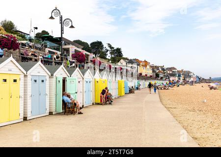 Lyme Regis Dorset, cabanes de plage traditionnelles anglaises peintes dans des couleurs pastel, Lyme Regis, Angleterre, Royaume-Uni, 2023 Banque D'Images