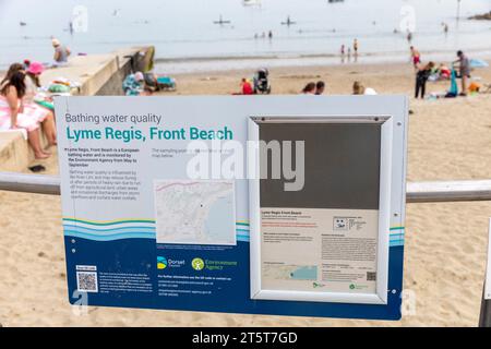 Signe de qualité de l'eau de baignade à front Beach à Lyme Regis, Dorset, Angleterre, Royaume-Uni, 2023 Banque D'Images