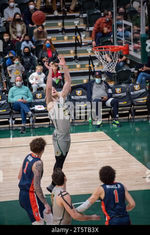 Un joueur de basket-ball universitaire claque un dunk Banque D'Images