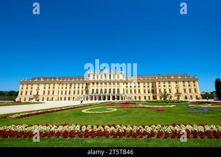 Vienne, Autriche - 15 juillet 2023 : Palais Schonbrunn. Belle vue sur l'ancienne résidence impériale d'été. La structure architecturale exceptionnelle du Banque D'Images