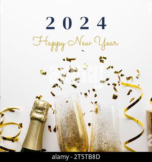 Composite de 2024, texte de bonne année sur bouteille de champagne, verres, confettis sur fond blanc Banque D'Images