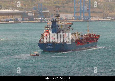 Le pétrolier de soutage MV Anna entre dans les eaux abritées de Valletta Grand Harbour, en avril 2023. Ses anciens noms étaient ; Leon, Marim, Kejin 2. Banque D'Images